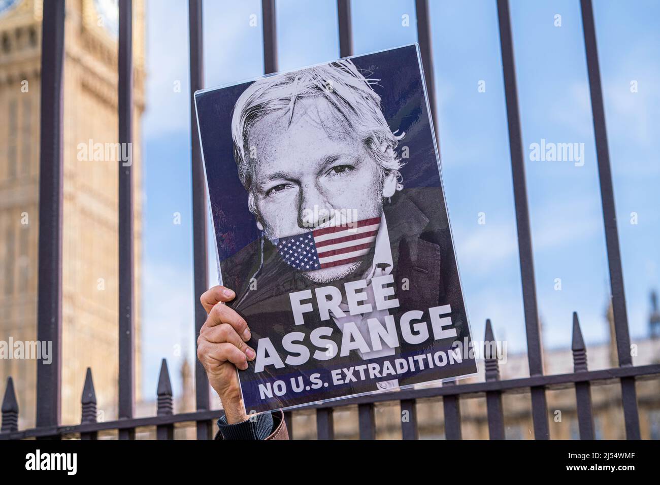 LONDRA, REGNO UNITO. 20 aprile 2022 . I sostenitori di WikiLeaks Co-fondatore Julian Assange dimostrano fuori dalle case del parlamento dopo che la corte dei magistrati di Westminster ha formalmente approvato l'estradizione di Julian Assange negli Stati Uniti sulle accuse di spionaggio, una decisione per la sua estradizione deve essere presa dal segretario di casa del Regno Unito, Priti Patel. Julian Assange è stato in remand a Belmarsh da settembre 2021 credito: amer Ghazzal / Alamy Live News Foto Stock