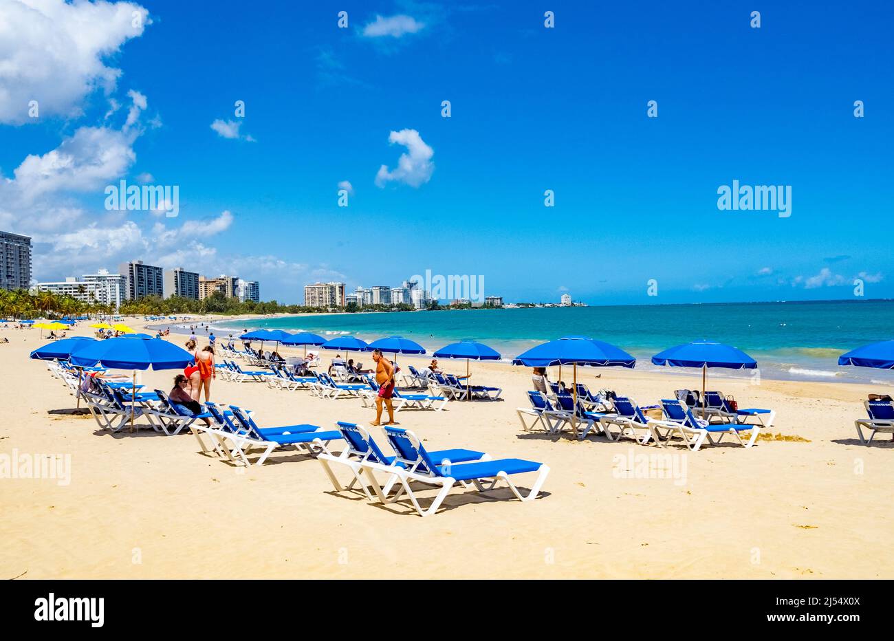 Spiaggia di Isla Verde sull'Oceano Atlantico nell'area metropolitana di San Juan in Carolina Puerto Rico, Foto Stock