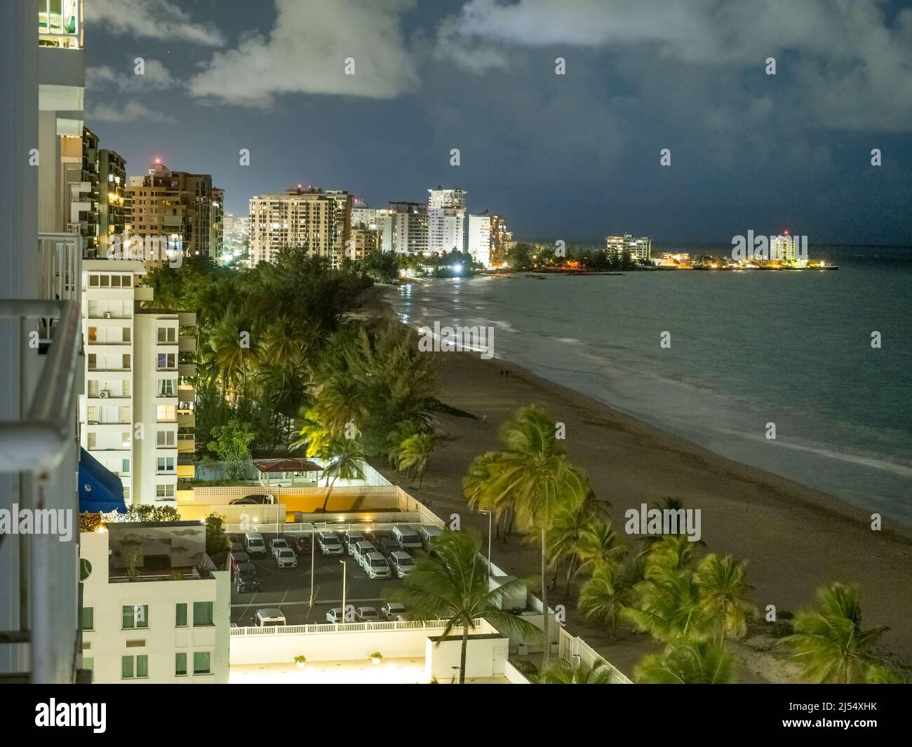 Notte a Isla Verde Beach sull'Oceano Atlantico nell'area metropolitana di San Juan in Carolina Puerto Rico, Foto Stock