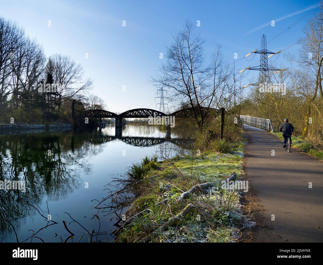 Una parte molto panoramica del Tamigi quando si unisce a Hinksey Stream a Kennington. Giganti piloni in abbondanza, e il sentiero del Tamigi passa attraverso il ponte pedonale Foto Stock