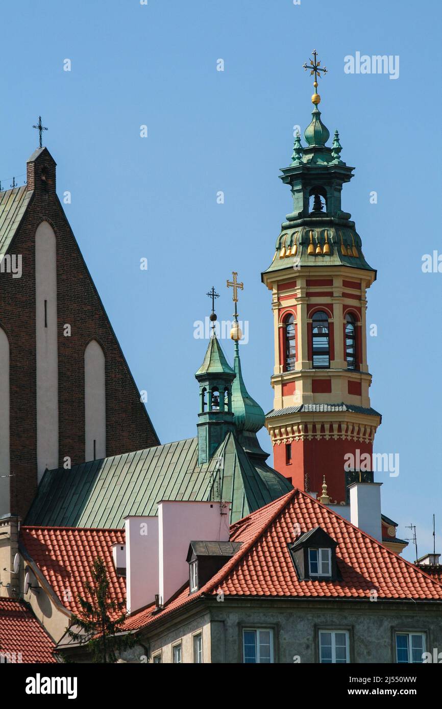 Campanile dell'Arcicattedrale di San Giovanni a Varsavia, in Polonia, sui tetti della Città Vecchia Foto Stock