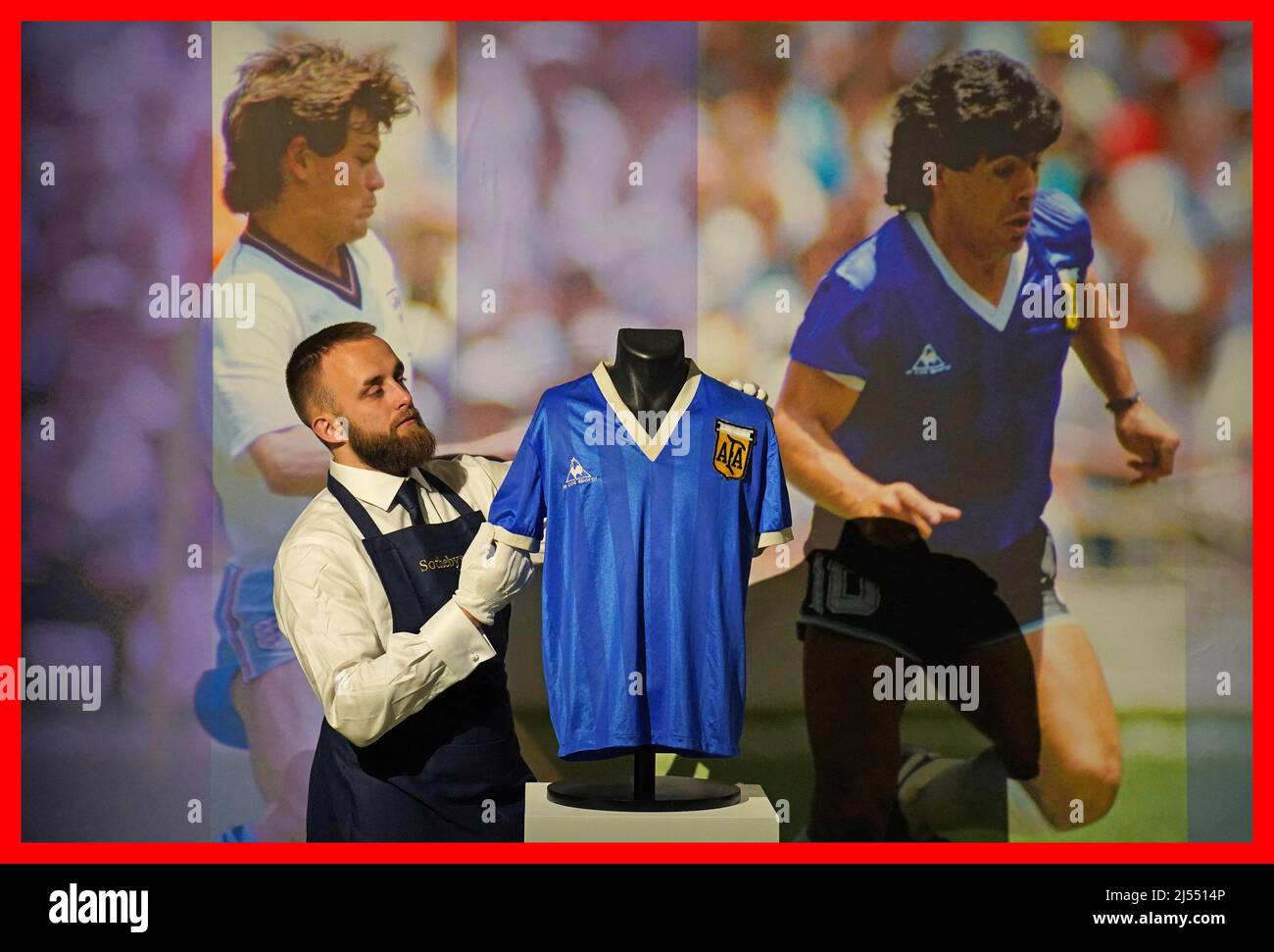 L'assistente della galleria di PABest A Sotheby con la maglietta "mano di Dio" della Coppa del mondo di Diego Maradona del 1986, che è in mostra al Sotheby's di Londra, prima di essere offerta all'asta. Data foto: Mercoledì 20 aprile 2022. Foto Stock