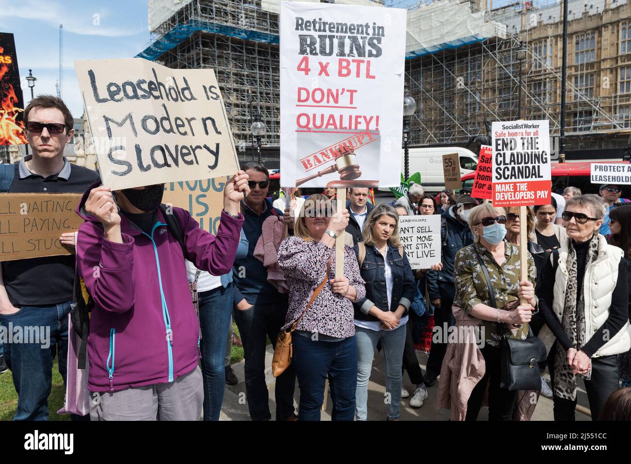 Londra, Regno Unito. 20th aprile 2022. I titolari di leaseholder si radunano al di fuori delle Camere del Parlamento chiedendo al governo di proteggere i leaseholder dal dover pagare per rimuovere i rivestimenti pericolosi quando la Building Safety Bill ritorna alla Camera dei Comuni. Credit: Wiktor Szymanowicz/Alamy Live News Foto Stock