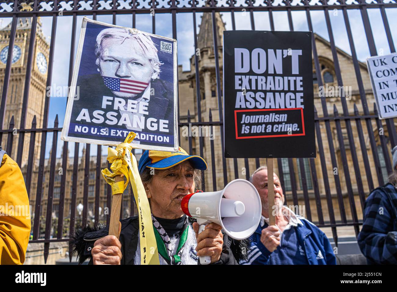 LONDRA, REGNO UNITO. 20 aprile 2022 . I sostenitori di WikiLeaks Co-fondatore Julian Assange dimostrano fuori dalle case del parlamento dopo che la corte dei magistrati di Westminster ha formalmente approvato l'estradizione di Julian Assange negli Stati Uniti sulle accuse di spionaggio, una decisione per la sua estradizione deve essere presa dal segretario di casa del Regno Unito, Priti Patel. Julian Assange è stato in remand a Belmarsh da settembre 2021 credito: amer Ghazzal / Alamy Live News Foto Stock