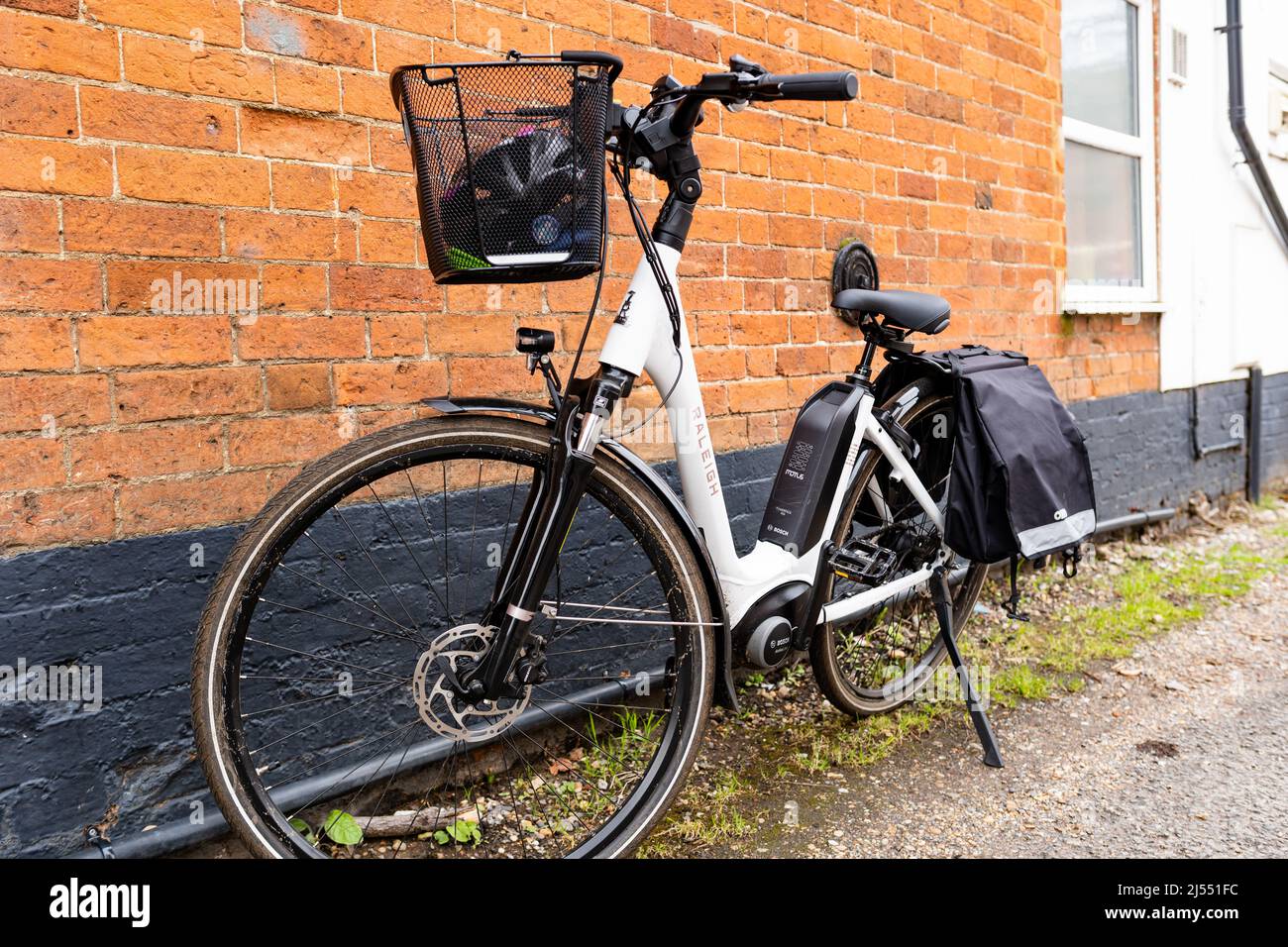 Woodbridge Suffolk UK Aprile 08 2022: Una bici elettrica e una batteria  Raleigh si sono proppate in un centro trafficato della città. Bicicletta  elettrica push, bicicletta elettrica Foto stock - Alamy