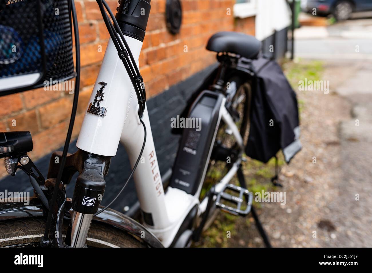 Woodbridge Suffolk UK Aprile 08 2022: Una bici elettrica e una batteria  Raleigh si sono proppate in un centro trafficato della città. Bicicletta  elettrica push, bicicletta elettrica Foto stock - Alamy