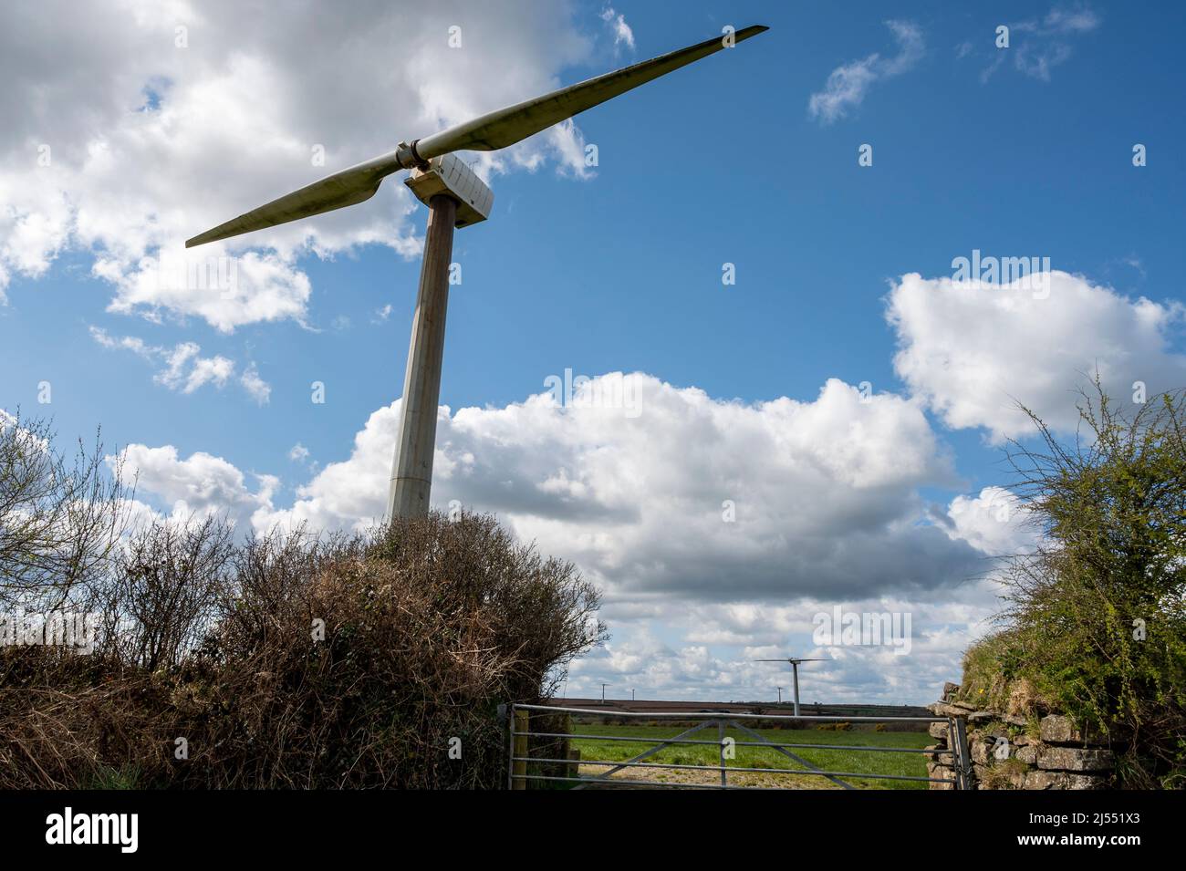 Due turbine eoliche a pale presso lo stabilimento Cold Northcott, North Cornwall, Regno Unito. Foto Stock