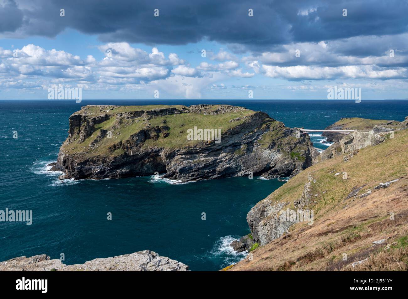 Isola del Castello di King Arthurs con il nuovo Ponte del Castello di Tintagel in primavera. Foto Stock