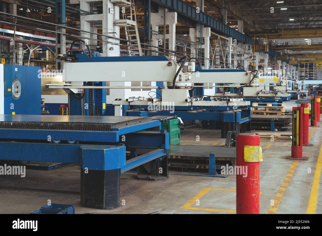 Linea di produzione in fabbrica con macchine utensili. Interni dell'officina. Foto Stock