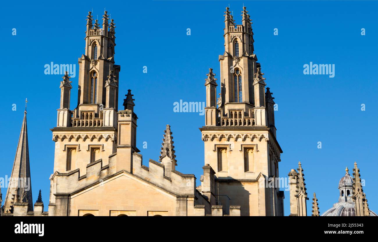 All Souls College fu fondato da Enrico VI d'Inghilterra e dall'arcivescovo di Canterbury, nel 1438. Qui vediamo le sue torri gemelle, viste dal New College Foto Stock All Souls College fu fondato da Enrico VI d'Inghilterra e dall'arcivescovo di Canterbury, nel 1438. Qui vediamo le sue torri gemelle, viste dal New College Foto Stock