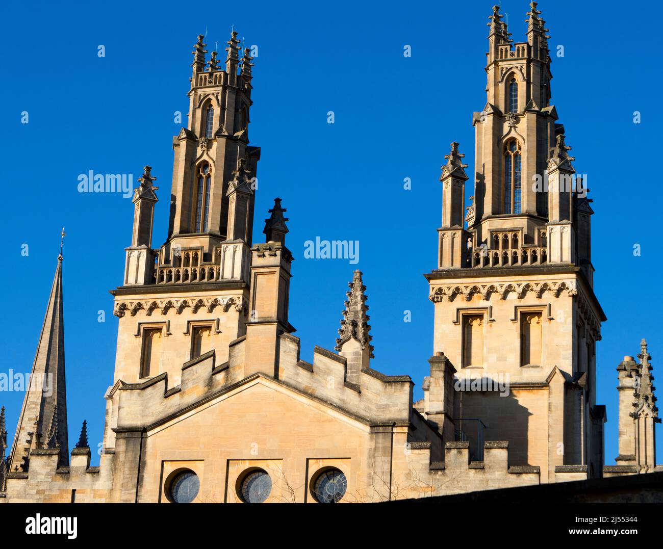 All Souls College fu fondato da Enrico VI d'Inghilterra e dall'arcivescovo di Canterbury, nel 1438. Qui vediamo le sue torri gemelle, viste dal New College Foto Stock All Souls College fu fondato da Enrico VI d'Inghilterra e dall'arcivescovo di Canterbury, nel 1438. Qui vediamo le sue torri gemelle, viste dal New College Foto Stock