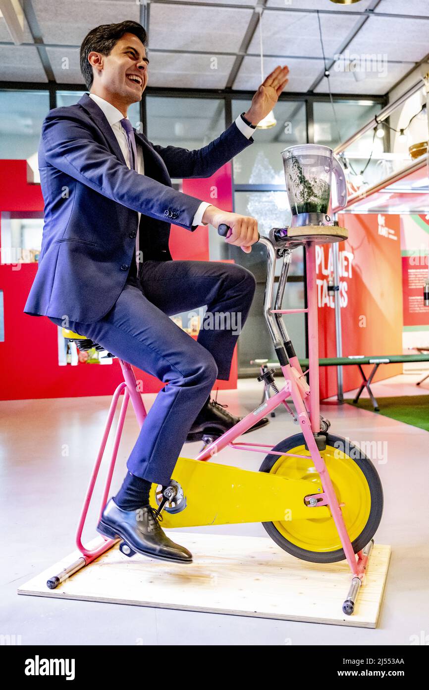 2022-04-20 15:43:38 L'AIA - il Ministro Rob Jetten (clima ed energia) al bar delle alghe in un pianeta ORA!, dove si può gustare un frullato di alghe in cambio del respiro. Una CUPOLA del pianeta, un centro nazionale di impatto per un futuro sostenibile, è emersa da Museon e Omniversum. ANP ROBIN UTRECHT paesi bassi fuori - belgio fuori Foto Stock