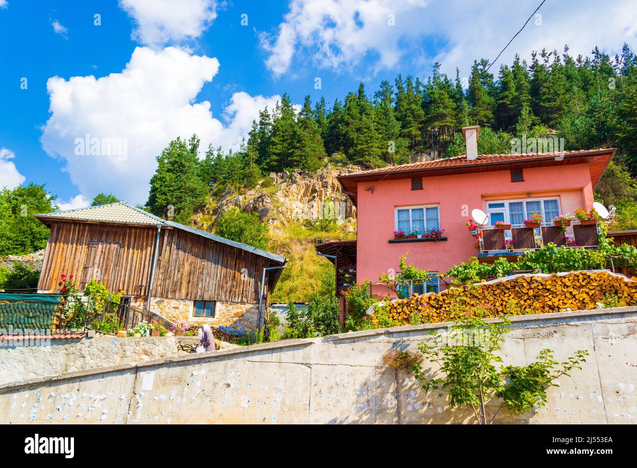 Vista di Dospat - una città nel sud della Bulgaria, parte della provincia di Smolyan, situato nei monti Rhodope, vicino alla diga di Dospat. Foto Stock