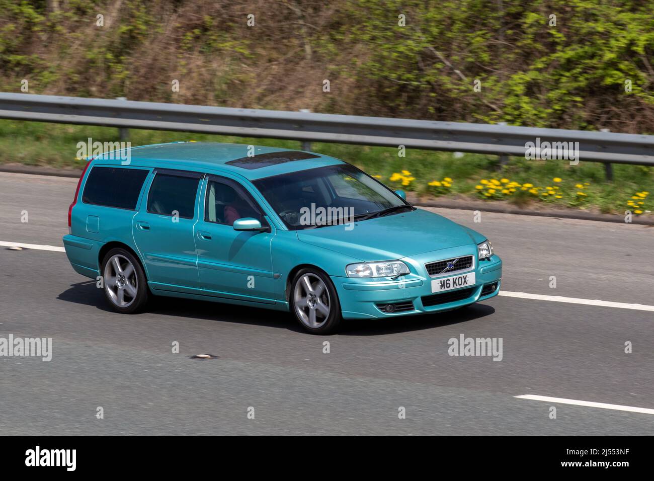 2005 Green Volvo V70 R 2521 cc station; guida sull'autostrada M61, Regno Unito Foto Stock