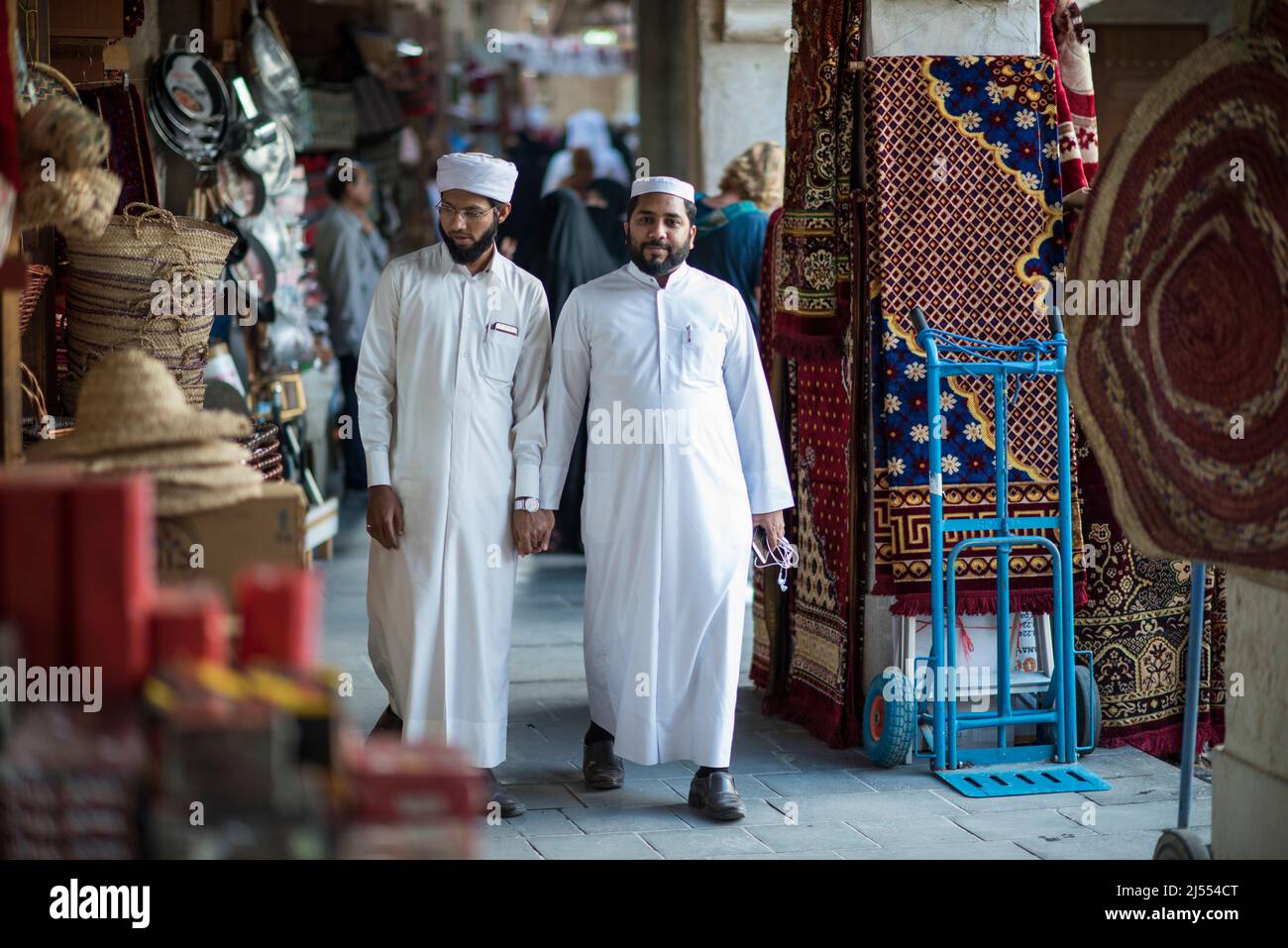 Doha,Qatar - Aprile 15,2022 : gli abitanti del Qatar in abbigliamento  tradizionale si trovano nel vecchio mercato bazaar Souk Waqif Foto stock -  Alamy