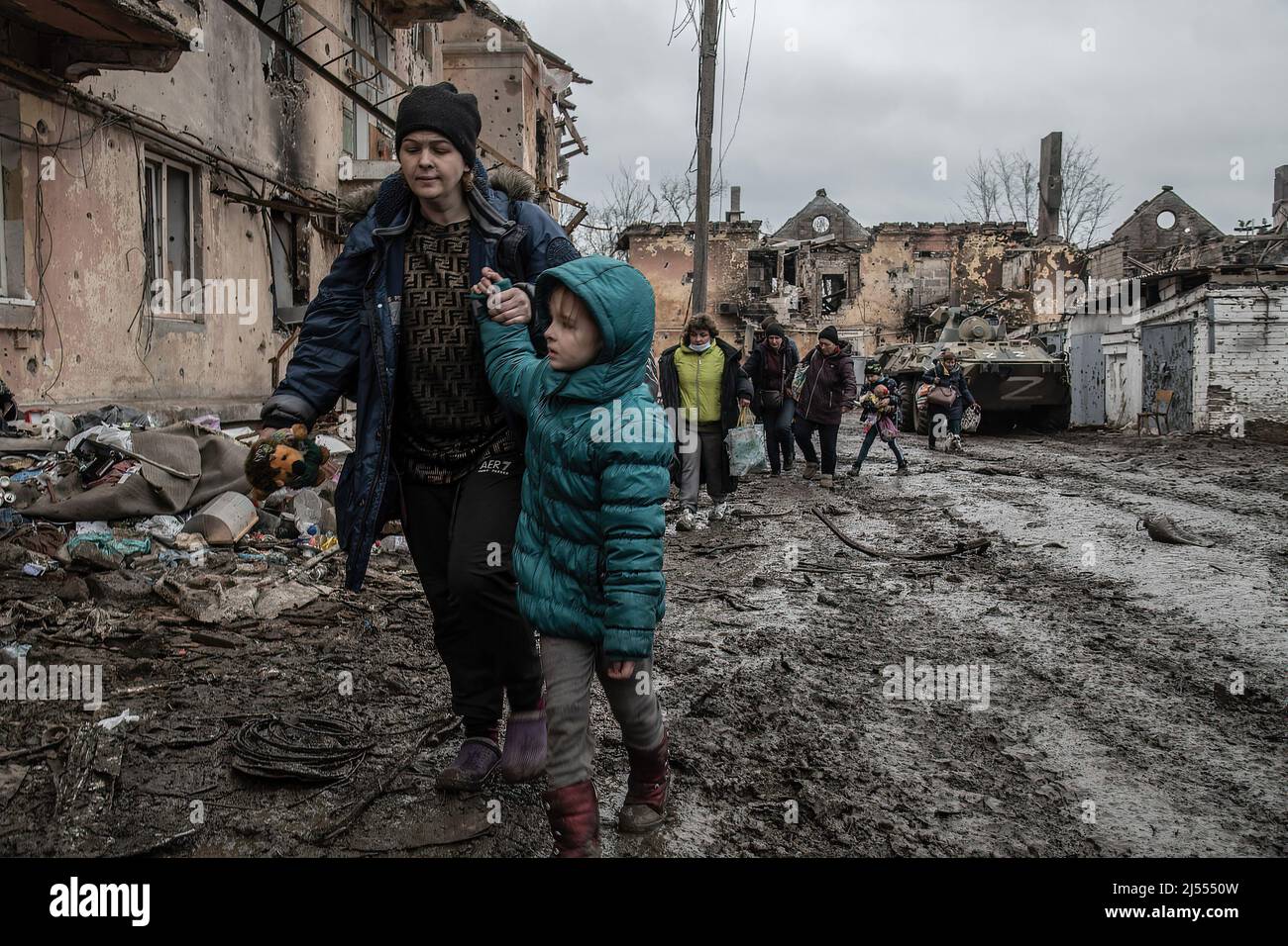 Mariupol, Ucraina. 14th Apr 2022. I civili camminano attraverso un quartiere distrutto nella Mariupol orientale che è recentemente sotto il controllo della Russia / forze pro-russe. La battaglia tra le forze russe/Pro russe e le forze ucraine in difesa guidate dal battaglione Azov continua nella città portuale di Mariupol. (Foto di Maximilian Clarke/SOPA Images/Sipa USA) Credit: Sipa USA/Alamy Live News Foto Stock