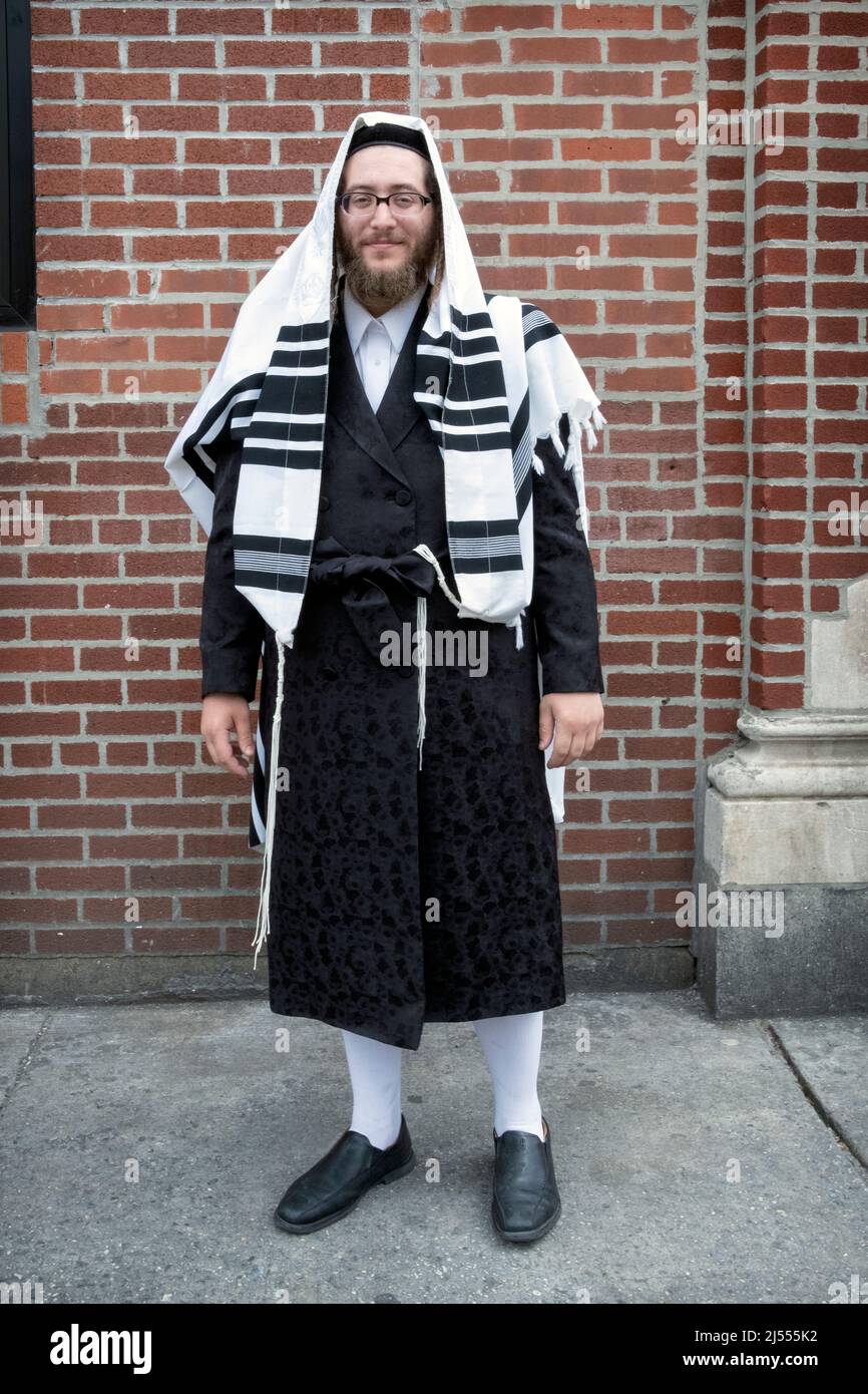ritratto di un ebreo di mezza età che indossa calze lunghe bianche e una scialle di preghiera. Fuori da un tempio a Williamsburg, Brooklyn, New York City. Foto Stock
