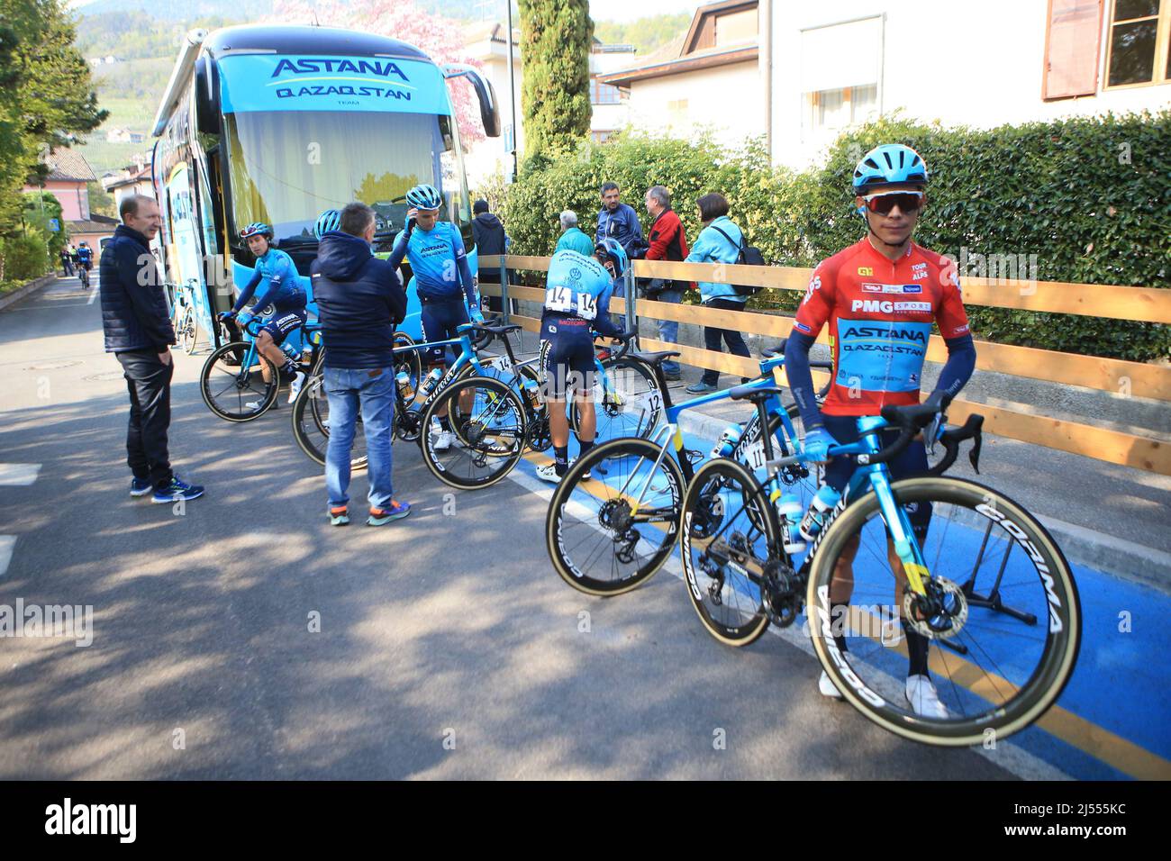 Lana, Alto Adige, Italia. 20th Apr 2022. 2022 UCI Tour delle Alpi, Lana a Niederdorf/Villabassa; ASTANA QAZAQSTAN Team con L&#xd3;PEZ MORENO Miguel &#XC1;ngel COL prima della tappa inizia credito: Action Plus Sport/Alamy Live News Foto Stock