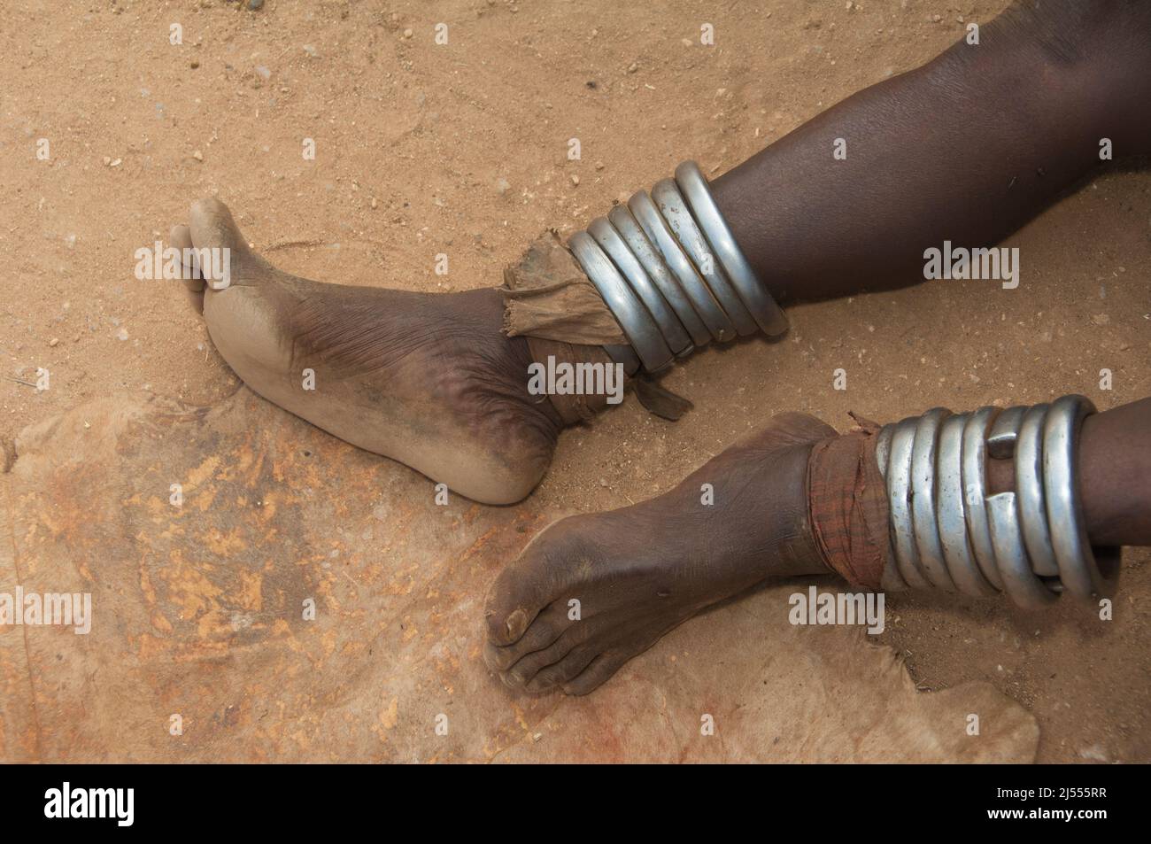 Hamar donna della gamba metallica con cavigliere, Omo river valley, sud Etiopia Foto Stock