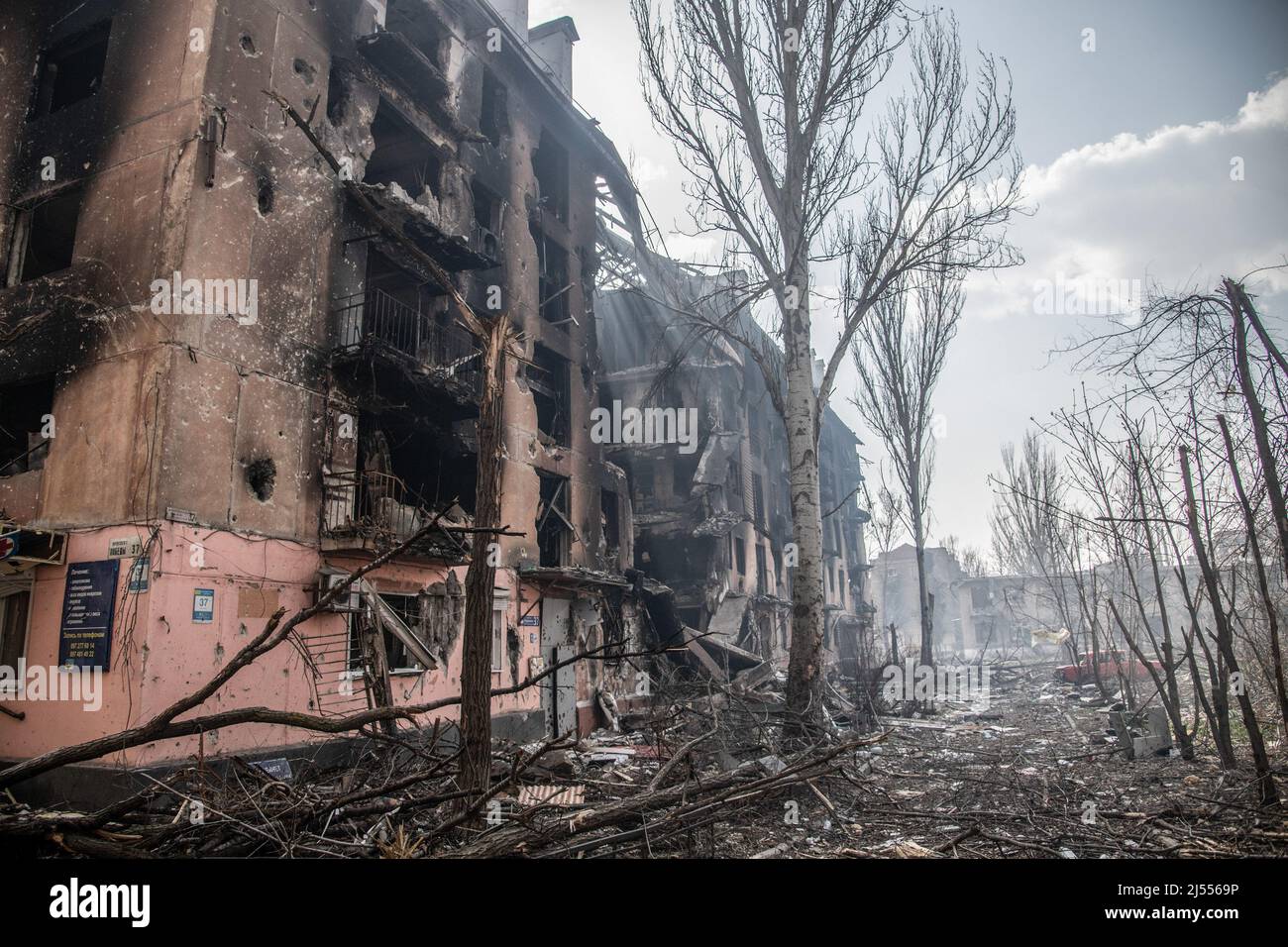 Mariupol, Ucraina. 15th Apr 2022. Un quartiere distrutto nel margine orientale di Mariupol. La battaglia tra le forze russe/Pro russe e le forze ucraine in difesa guidate dal battaglione Azov continua nella città portuale di Mariupol. (Credit Image: © Maximilian Clarke/SOPA Images via ZUMA Press Wire) Foto Stock