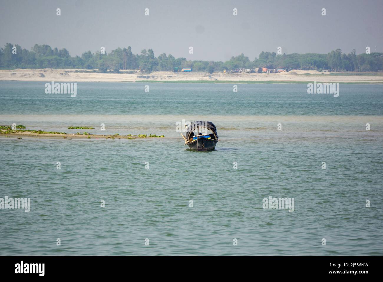 Il fiume più grande del Bangladesh è il Padma. Il messaggio dell'arrivo del monsone. I pescatori catturano il pesce hilsa in barca. La foto è stata scattata fr Foto Stock