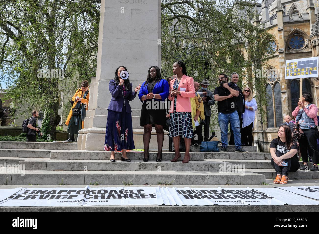 Londra, Regno Unito. 20th Apr 2022. Parlano tre parlamentari del lavoro, (l-t-r)Rushanara Ali, Marsha de Cordova e Florence Eshalomi. I manifestanti colpiti dallo scandalo dei cladding si sono radunati al di fuori del Parlamento, in quanto i deputati voteranno oggi sugli emendamenti alla legge sulla sicurezza degli edifici. Alcuni deputati di partito trasversale, tra cui ed Davey (leader LibDem), Stephen Doughty (laburista), Iain Duncan Smith (conservatore), e Padre della Camera dei Comuni, Sir Peter Bottomley (conservatore) partecipano all'evento e parlano per dimostrare il loro sostegno. Credit: Imagplotter/Alamy Live News Foto Stock