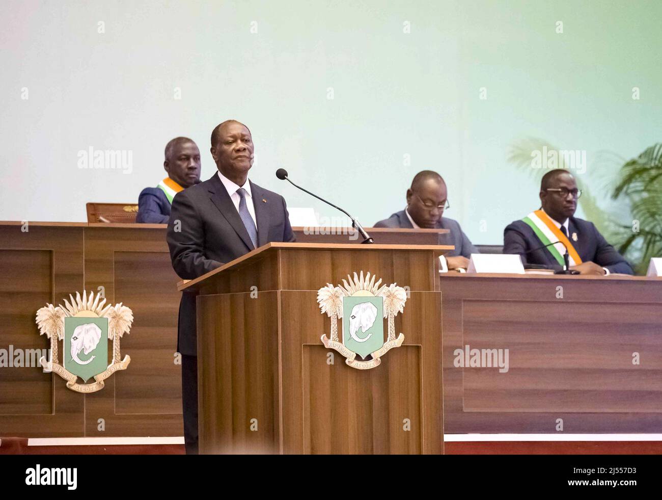 Yamoussoukro, Costa d'Avorio. 19th Apr 2022. Il Presidente della Costa d'Avorio Alassane Ouattara parla a una conferenza a Yamoussoukro, la capitale de jure della Costa d'Avorio, il 19 aprile 2022. Il Presidente della Costa d'Avorio Alassane Ouattara ha nominato martedì Tiemoko Meyliet Kone, governatore della Banca Centrale degli Stati dell'Africa Occidentale (BCEAO), vicepresidente della Repubblica di Costa d'Avorio. Credit: Yvan Sonh/Xinhua/Alamy Live News Foto Stock