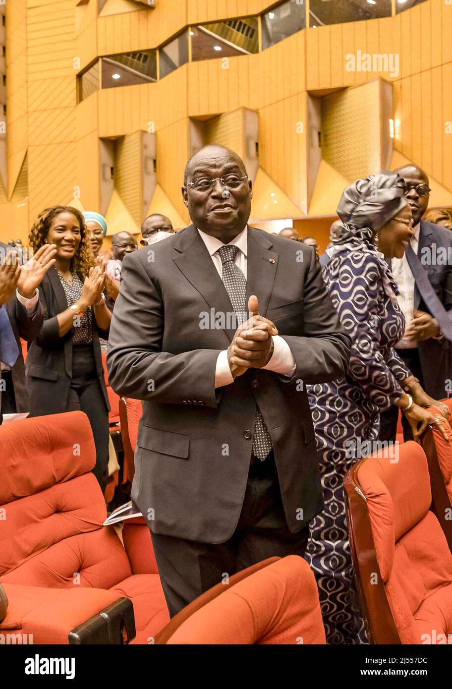 Yamoussoukro, Costa d'Avorio. 19th Apr 2022. Tiemoko Meyliet Kone, vicepresidente della Repubblica di Costa d'Avorio, partecipa a una conferenza a Yamoussoukro, la capitale de jure della Costa d'Avorio, 19 aprile 2022. Il Presidente della Costa d'Avorio Alassane Ouattara ha nominato martedì Tiemoko Meyliet Kone, governatore della Banca Centrale degli Stati dell'Africa Occidentale (BCEAO), vicepresidente della Repubblica di Costa d'Avorio. Credit: Yvan Sonh/Xinhua/Alamy Live News Foto Stock