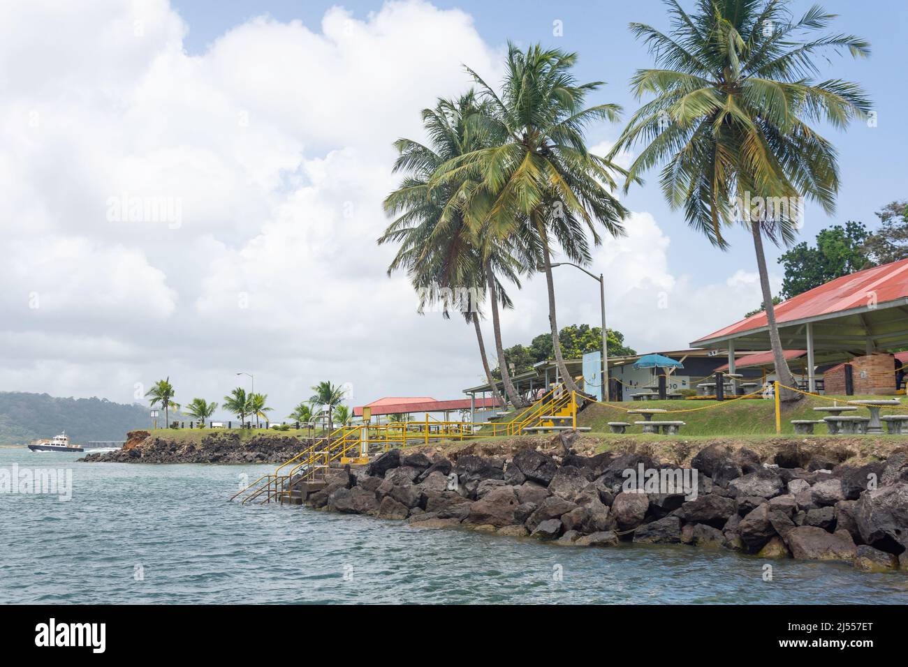 Riva del lago Gatun a Aqua Clara chiuse, provincia di Colon, Repubblica di Panama Foto Stock