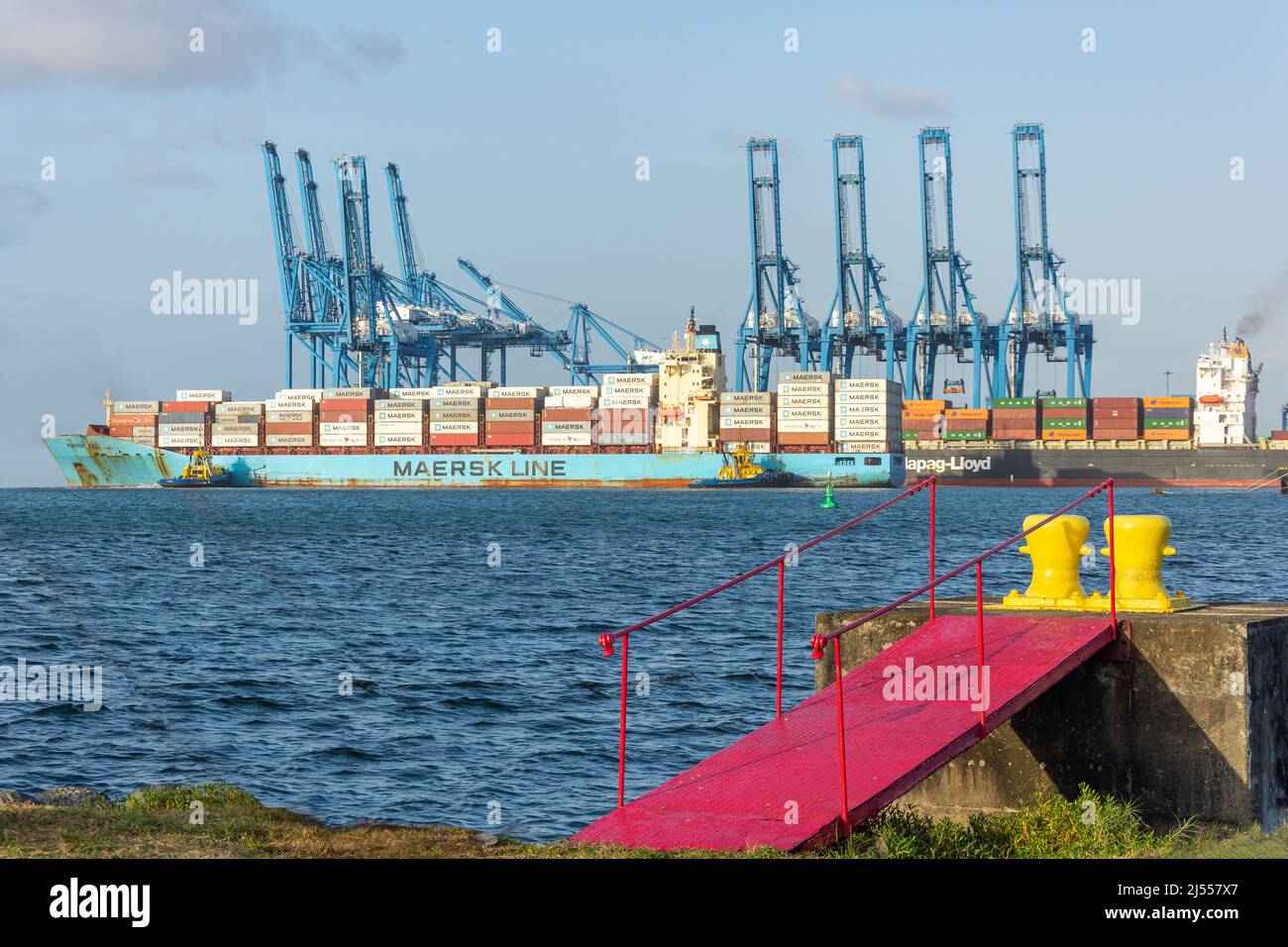 Maersk nave container scarico nel porto di Colon, Colon, provincia di Colon, Repubblica di Panama Foto Stock