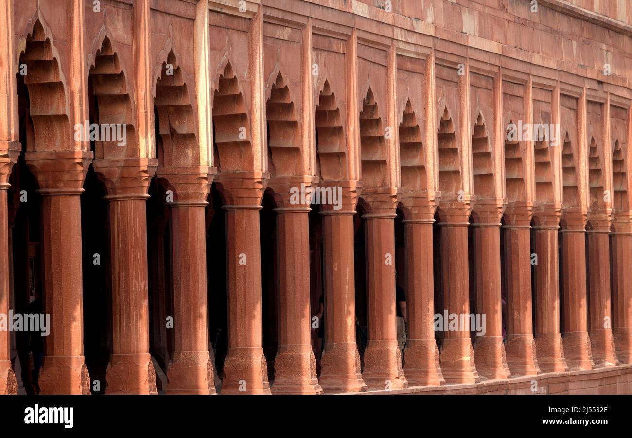 Fila di colonne all'interno del Taj Mahal fatto di arenaria rossa in Agra, India Foto Stock