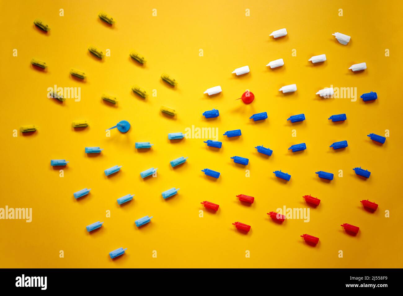 Le forze ucraine e russe si confrontano tra loro-concetto di conflitto ucraino russo Foto Stock