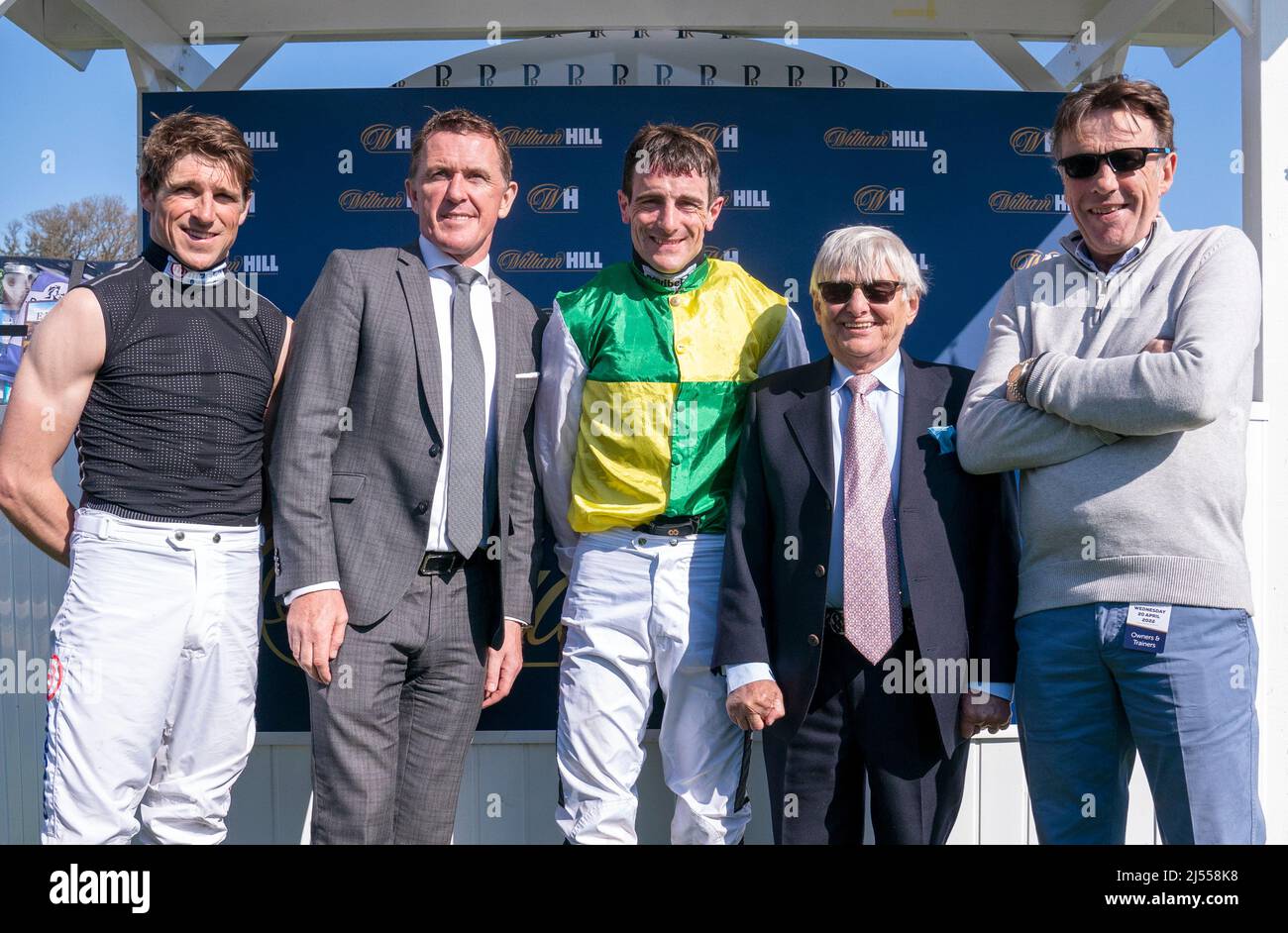 (Da sinistra a destra) Harry Skelton, Sir AP McCoy, Brian Hughes, Willie Carson e Peter Scudamore dopo che il campione eletto di jockey ha vinto la sua vittoria stagionale 200th all'ippodromo di Perth. Data foto: Mercoledì 20 aprile 2022. Foto Stock