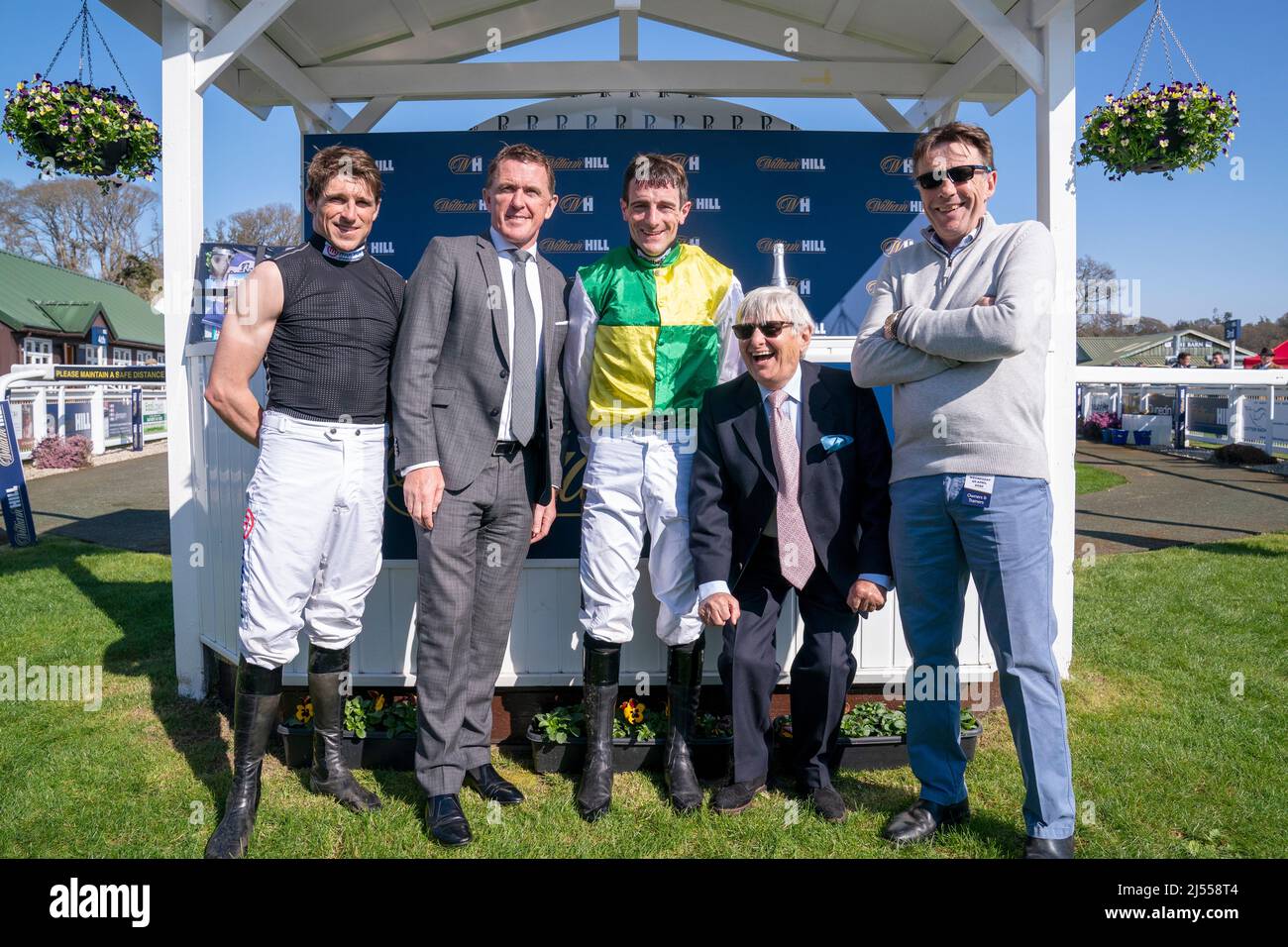 (Da sinistra a destra) Harry Skelton, Sir AP McCoy, Brian Hughes, Willie Carson e Peter Scudamore dopo che il campione eletto di jockey ha vinto la sua vittoria stagionale 200th all'ippodromo di Perth. Data foto: Mercoledì 20 aprile 2022. Foto Stock