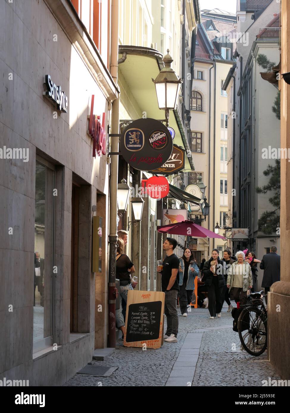 Piccola strada piena di bar ristorante take away Monaco Baviera Germania Foto Stock