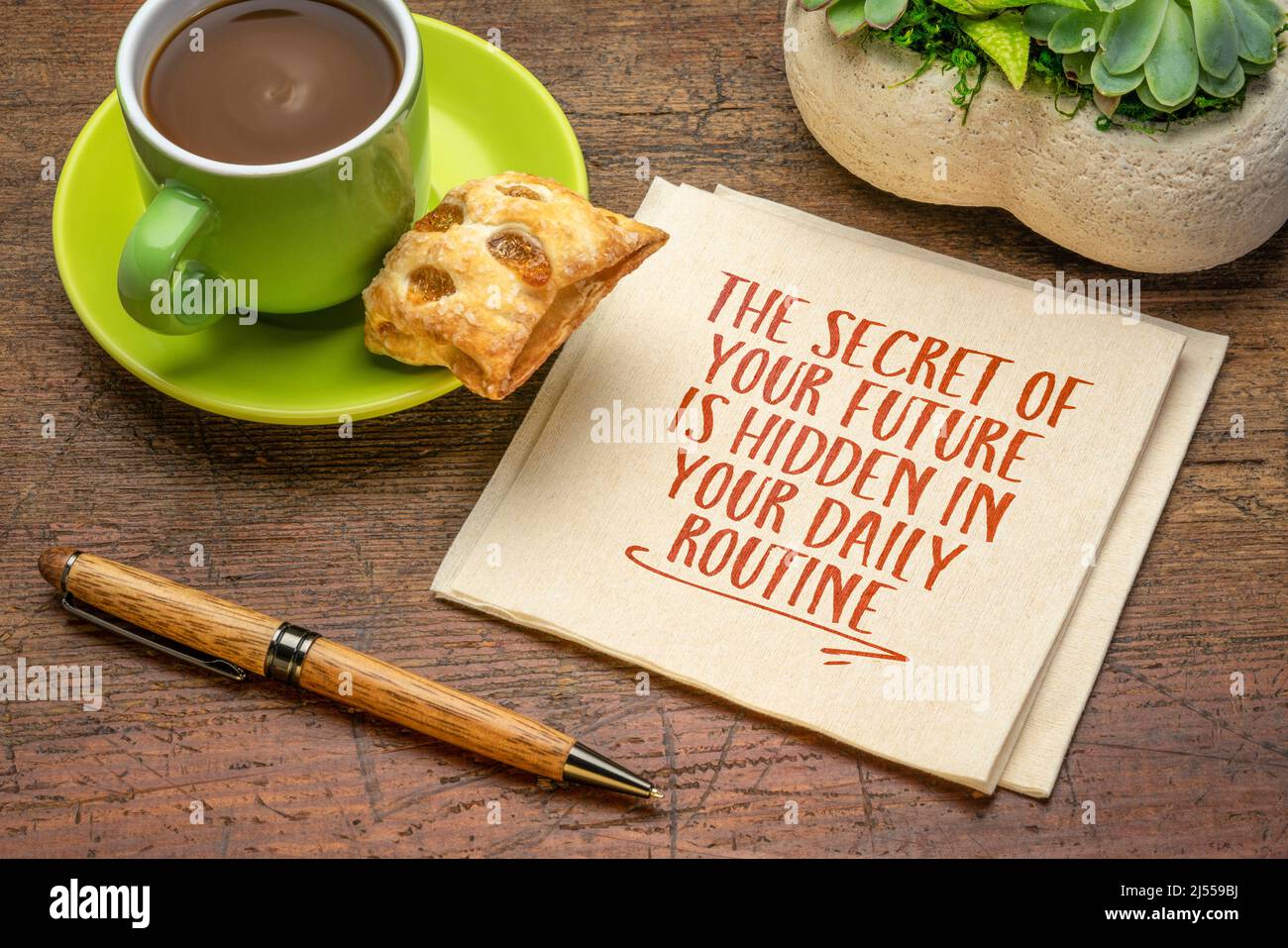il segreto del vostro futuro è nascosto nella vostra routine quotidiana - scrittura a mano ispiratrice su un tovagliolo con una tazza di caffè, stile di vita e sviluppo personale Foto Stock