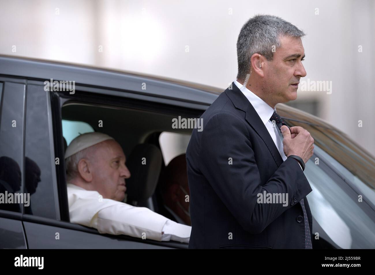 Città del Vaticano, Vatikanstadt. 20th Apr 2022. Il corpo della gendarmeria Vaticana. Gauzzi Broccoletti Ispettore Generale del corpo di Gendarmerie, la polizia e la sicurezza della Città del Vaticano, e il capo della guardia del corpo di Papa Francesco.Papa Francesco durante un'udienza generale settimanale in Piazza San Pietro il 20 aprile 2022 Credit: dpa/Alamy Live News Foto Stock