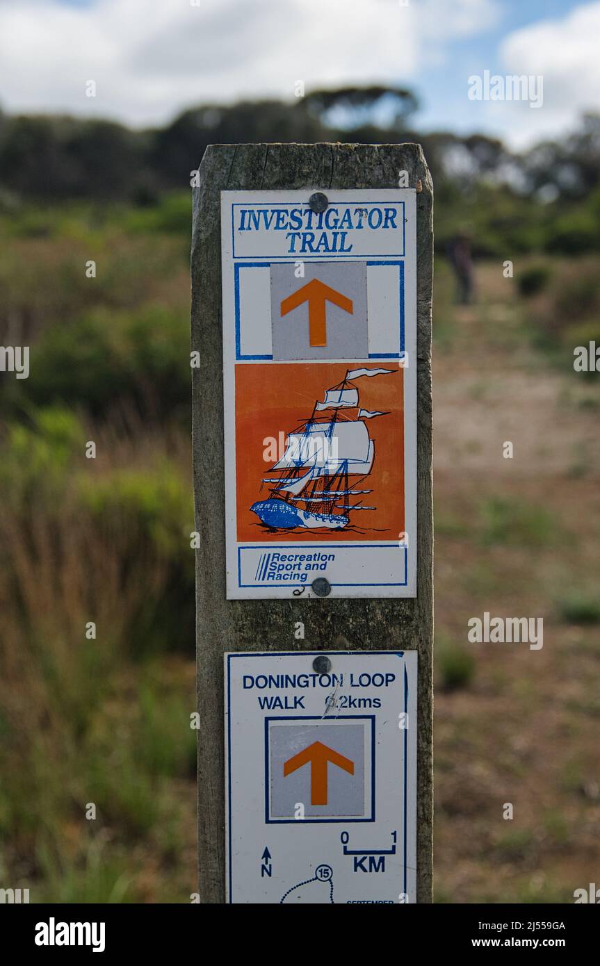 Segno direzionale del percorso dello sperimentatore, che prende il nome dall'HMS Investigator di Matthew Flinders, nel Lincoln National Park, nella penisola di Eyre, in Australia Foto Stock