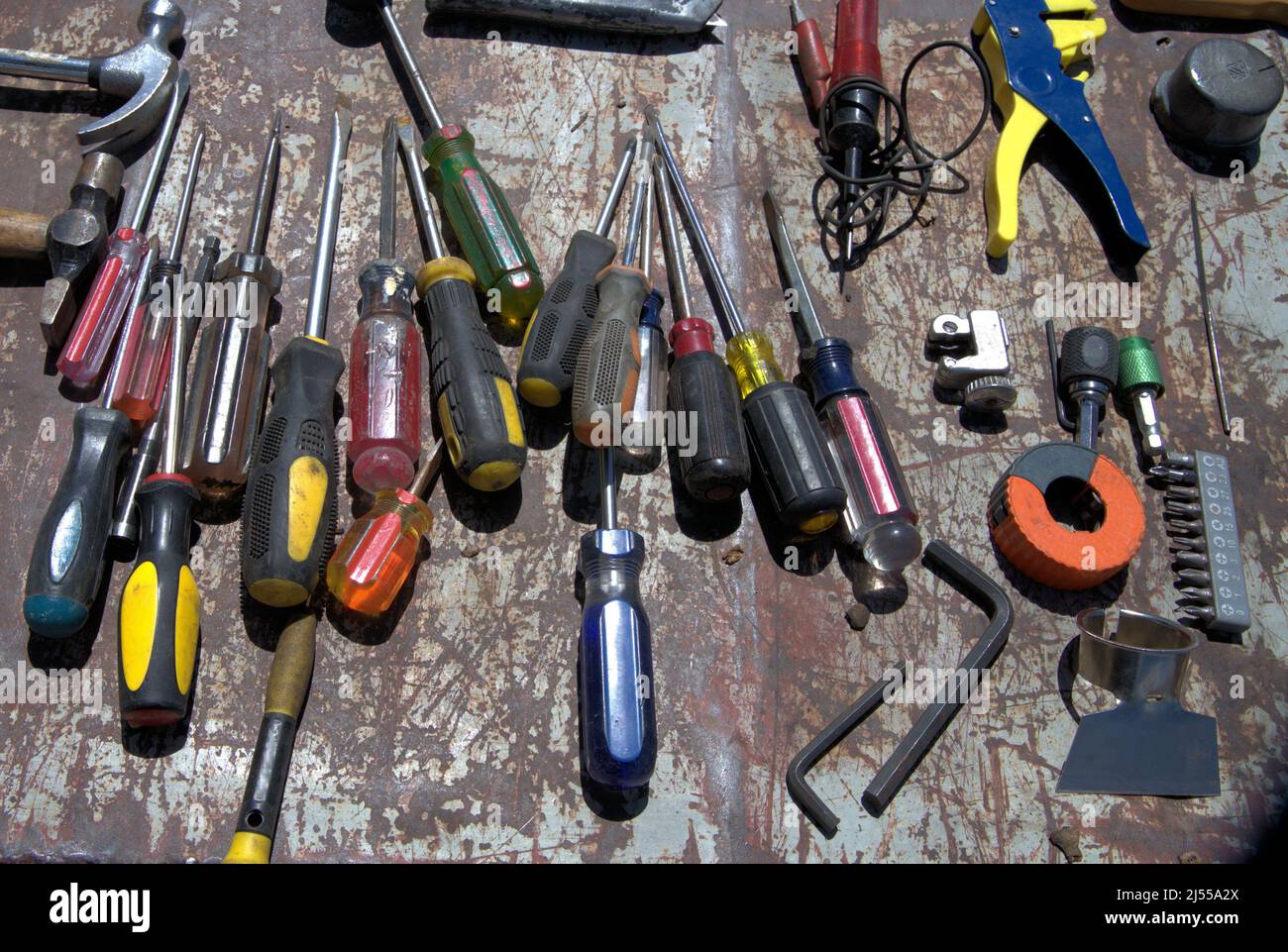 Una serie di cacciaviti e altri utensili utilizzati nella lavorazione del legno e in altri progetti. Foto Stock