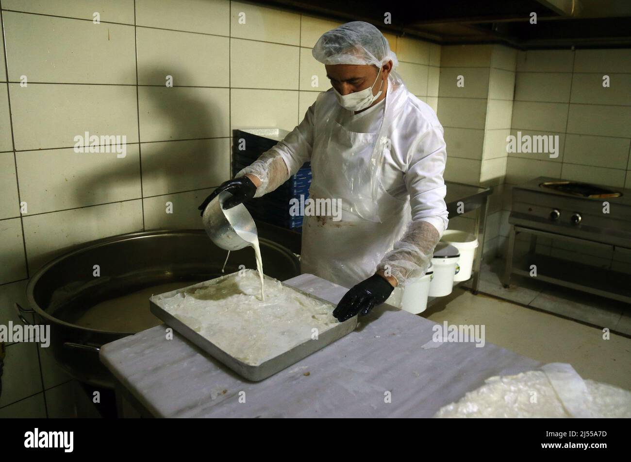 Ankara, Turchia. 19th Apr 2022. Il 19 aprile 2022 un pasticcere produce Gullach, un dessert turco, presso una panetteria ad Ankara, Turchia. Gullach, un dessert turco a base di latte e melograno e tradizionalmente servito durante il mese santo musulmano del Ramadan, offre un dolce e leggero finale al pasto veloce. Credit: Mustafa Kaya/Xinhua/Alamy Live News Foto Stock