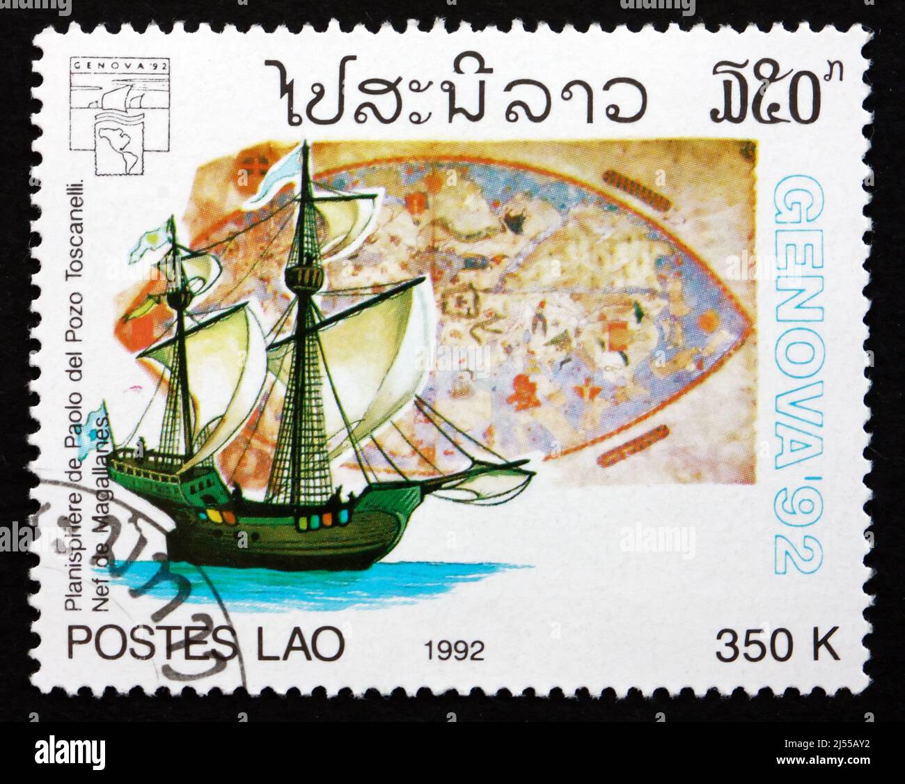 LAOS - CIRCA 1992: Un francobollo stampato in Laos mostra la nave a vela e la mappa di Paolo del Pozo Toscanelli, circa 1992 Foto Stock