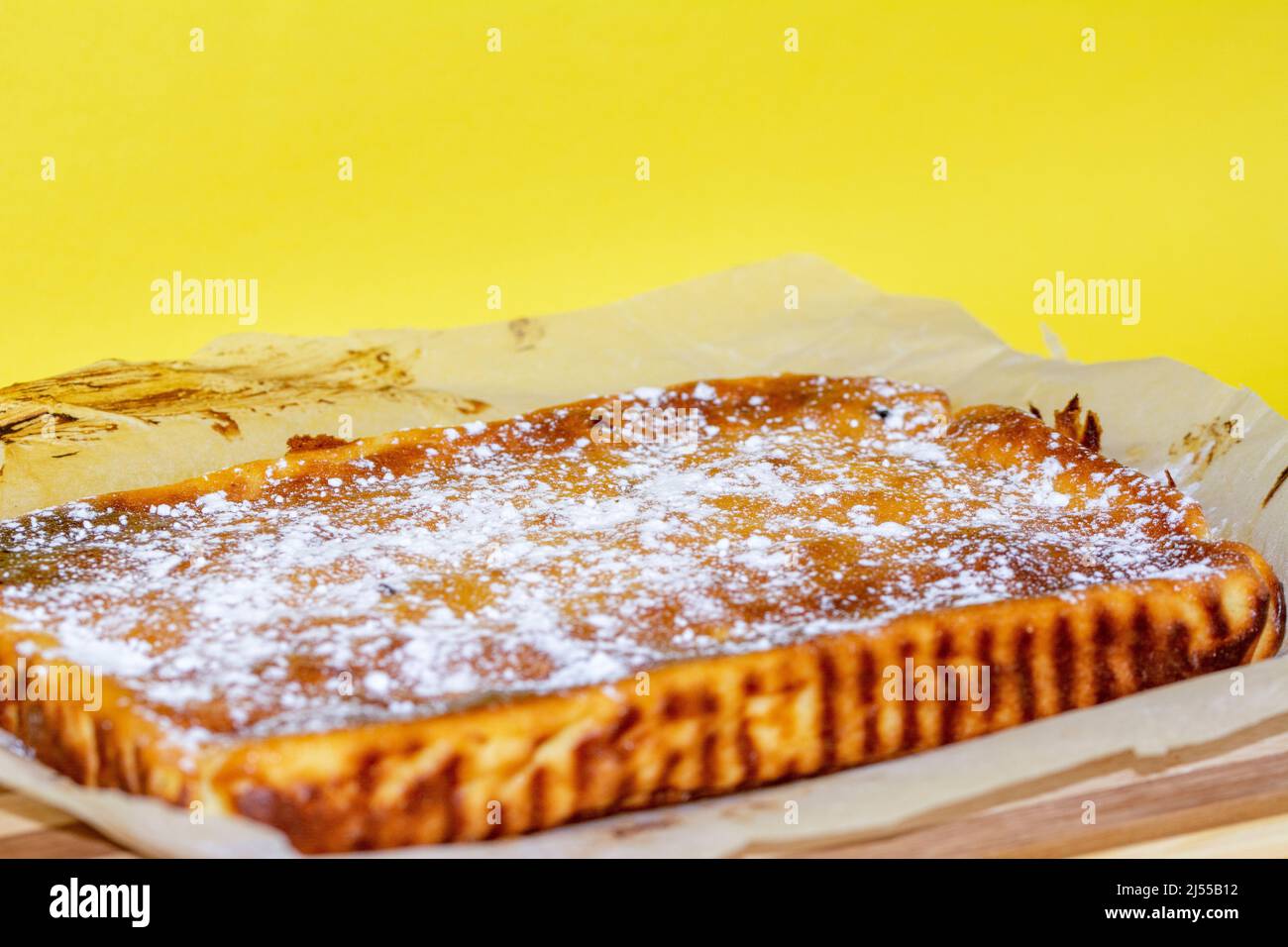 Torta al formaggio di Pasqua o pasca tradizionalmente fatta in casa Foto Stock