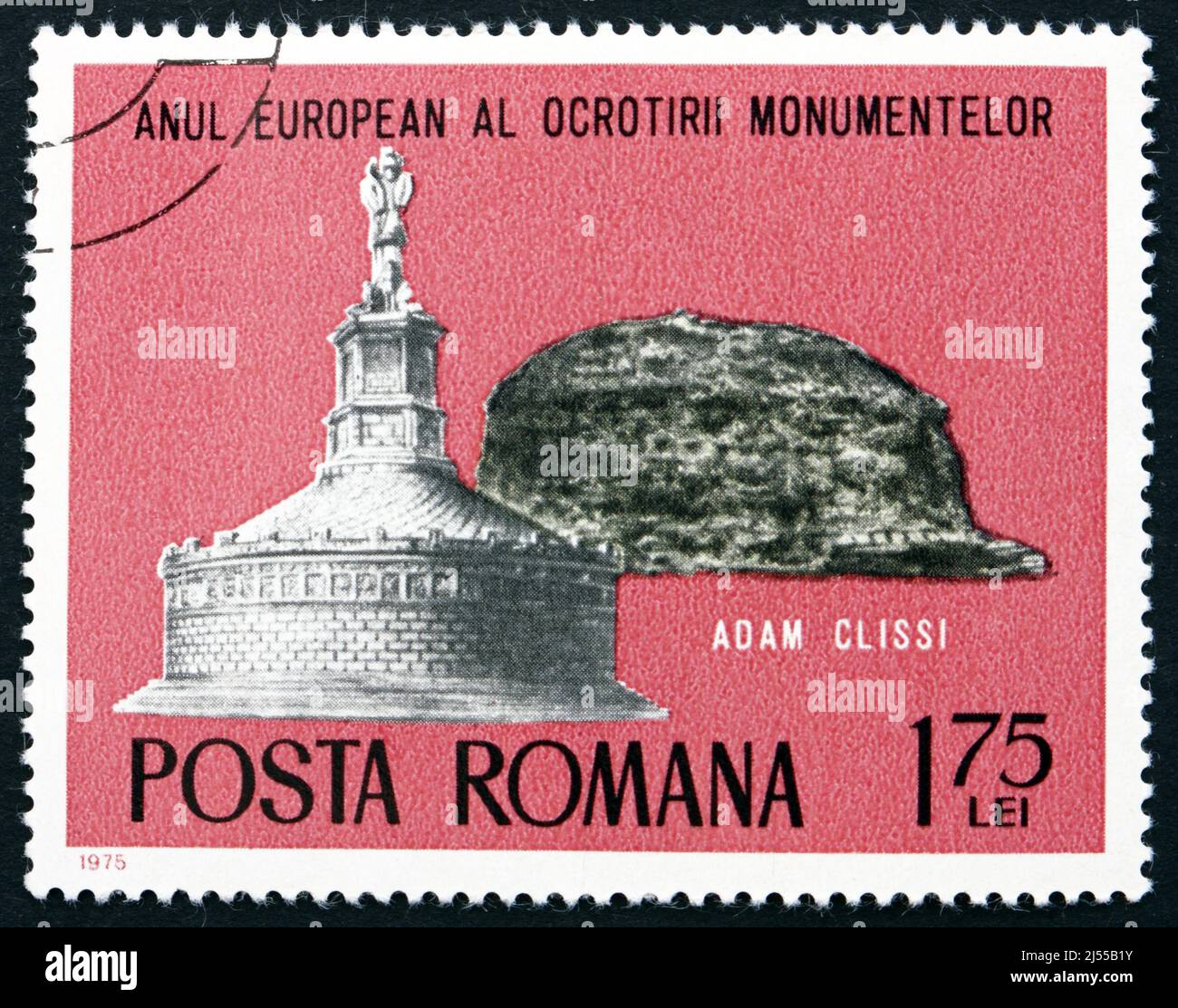 ROMANIA - CIRCA 1975: Un francobollo stampato in Romania mostra Monumento e la ricostruzione proiettata, Monumento Romano, anno del Patrimonio architettonico europeo Foto Stock