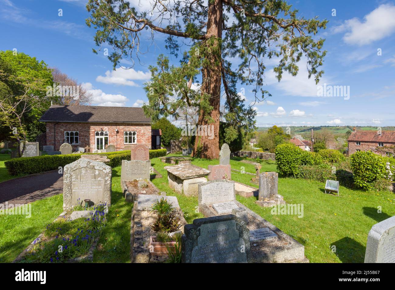 Il cantiere e la vecchia scuola nel villaggio di Compton Martin ai piedi delle colline Mendip, Somerset, Inghilterra. Foto Stock
