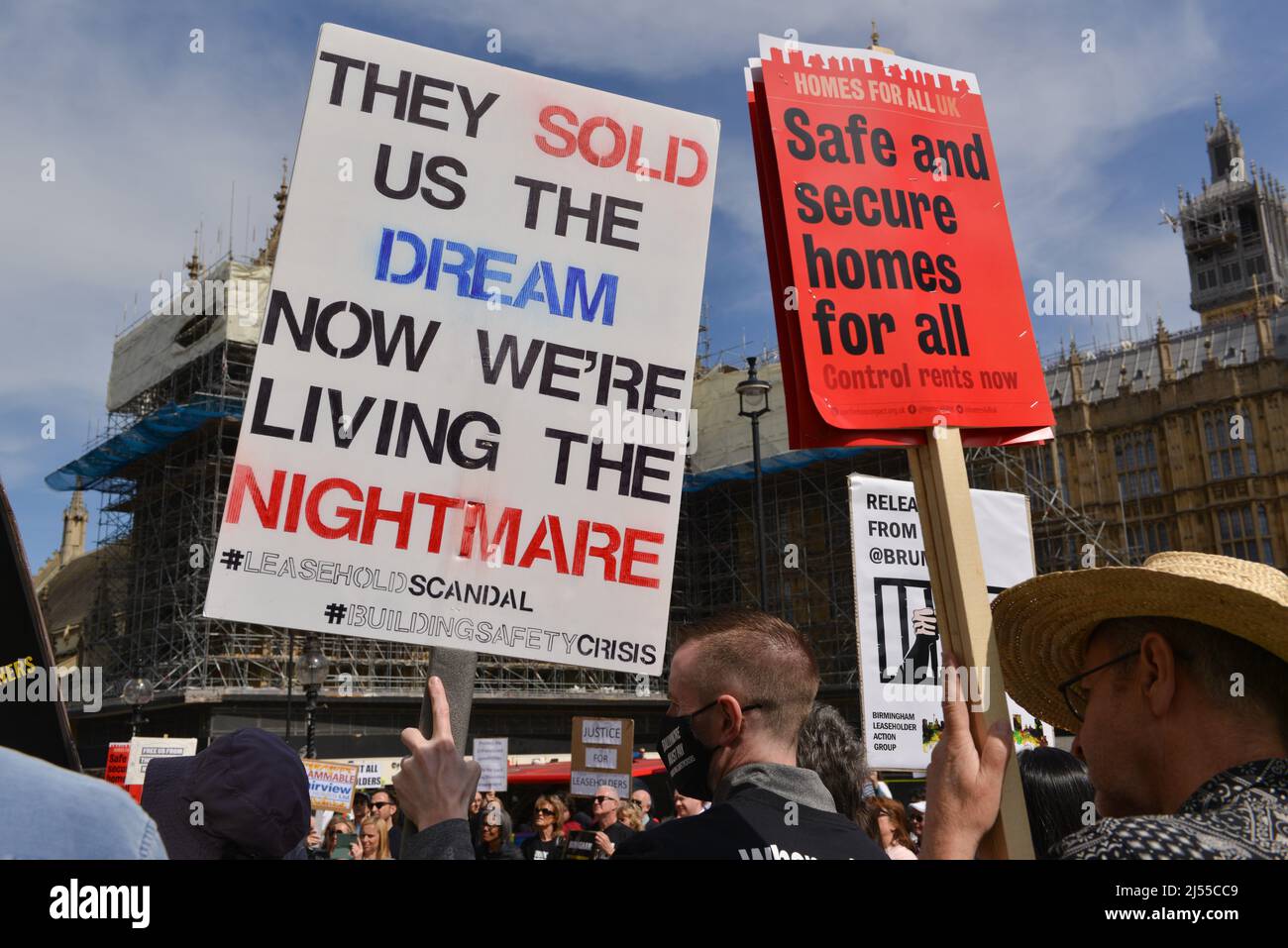 Londra, Inghilterra, Regno Unito. 20th Apr 2022. I manifestanti tengono dei cartelli al rally. I titolari di leaseholder hanno protestato davanti alle Camere del Parlamento, esortando il governo a proteggere gli inquilini dal dover pagare per rimuovere i rivestimenti non sicuri quando la legge sulla sicurezza degli edifici ritorna alla Camera dei Comuni. (Credit Image: © Thomas Krych/ZUMA Press Wire) Foto Stock