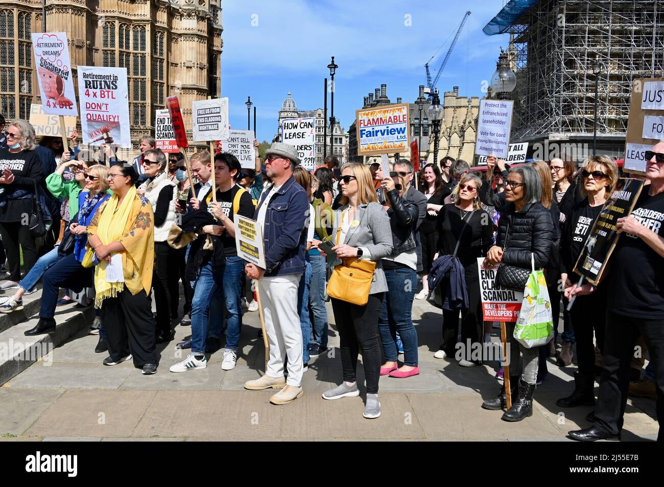 Londra, Regno Unito. I leaseholder e gli inquilini si sono riuniti al di fuori del Parlamento per dimostrare mentre la Building Safety Bill è stata discussa oggi alla Camera dei Comuni. Gli MPS di tutti i principali partiti politici hanno partecipato per parlare e affermare il loro sostegno. Foto Stock