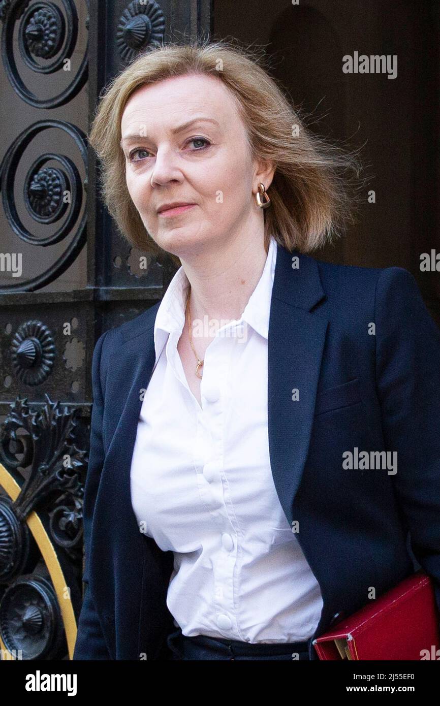 Londra, Regno Unito. 20/04/2022. Il Segretario degli Esteri Liz Truss arriva oggi al numero 10 Downing Street mentre il governo si trova ad affrontare critiche sulle forniture di aiuti esteri all'Ucraina. - Credit: Joshua Bratt/Alamy Live News Foto Stock