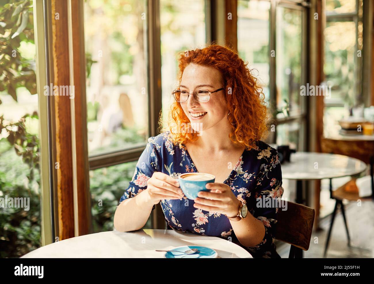cafe donna ragazza lifestyle bere caffè giovane solo ritratto femmina bella tazza sorridente cappuccino felice Foto Stock