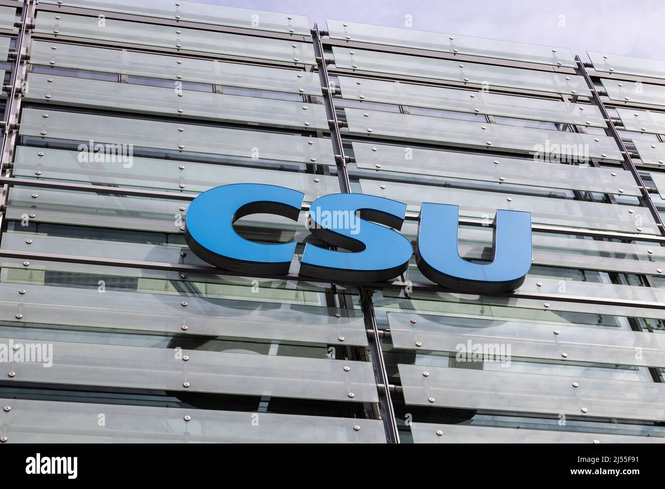 Monaco di Baviera, GERMANIA - 19 aprile 2022: Le lettere CSU sulla facciata dell'edificio 'Franz-Josef-Strauss' a Monaco, sede del partito bavarese Foto Stock