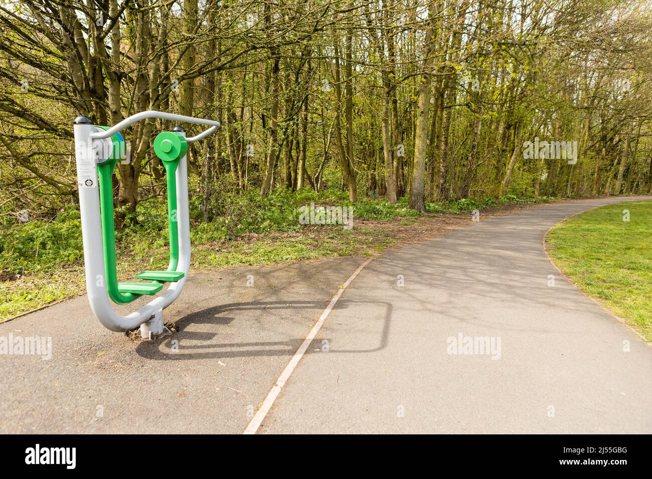 Newcastle-under-Lyme ,Staffordshire-regno unito ,11-04-2022 tutto il tempo libero per utilizzare l'attrezzatura esterna fitness al parco urbano della valle di Lyme Newcastle Foto Stock